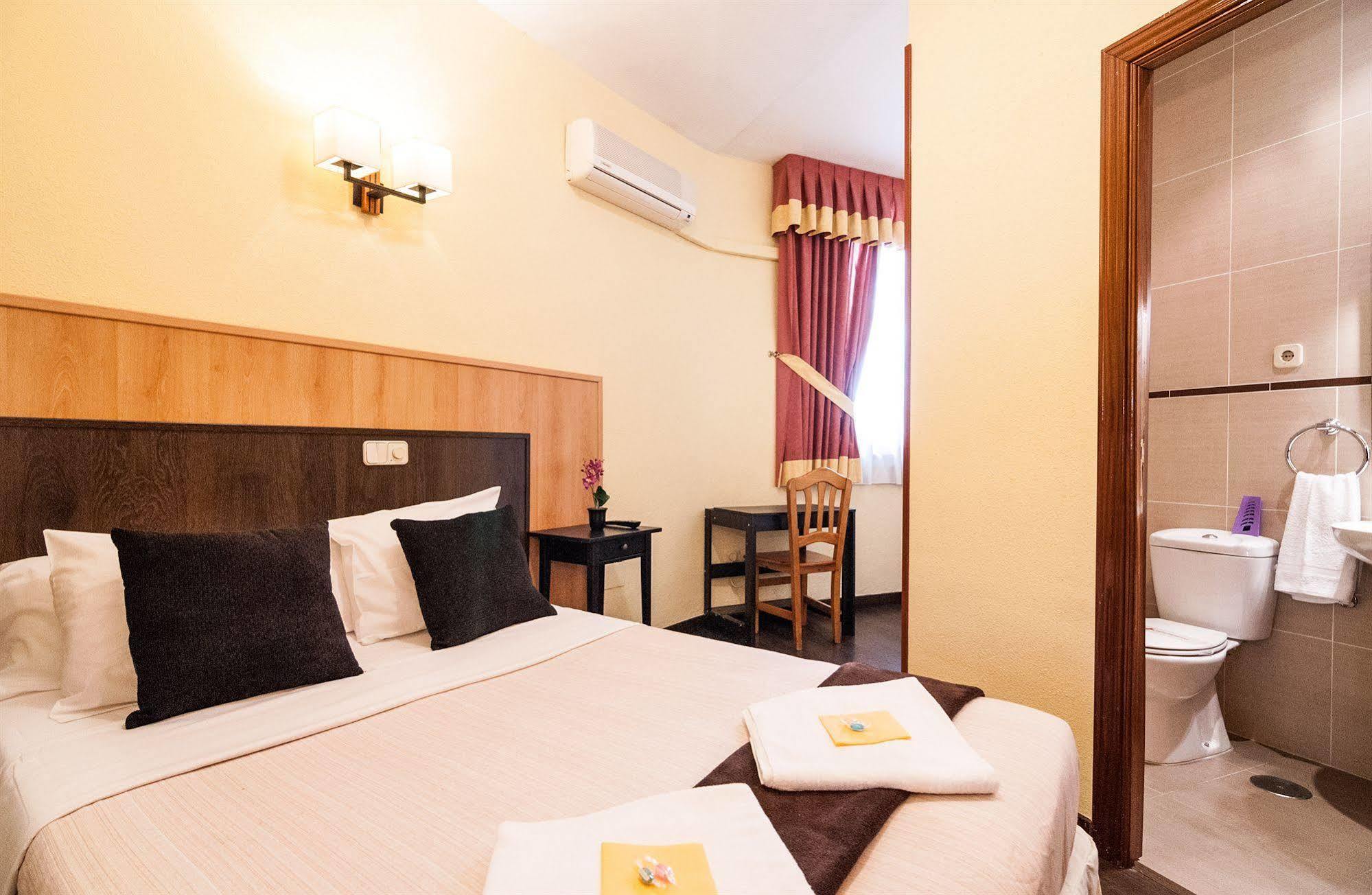 Hostal Gallardo Madrid Exterior photo