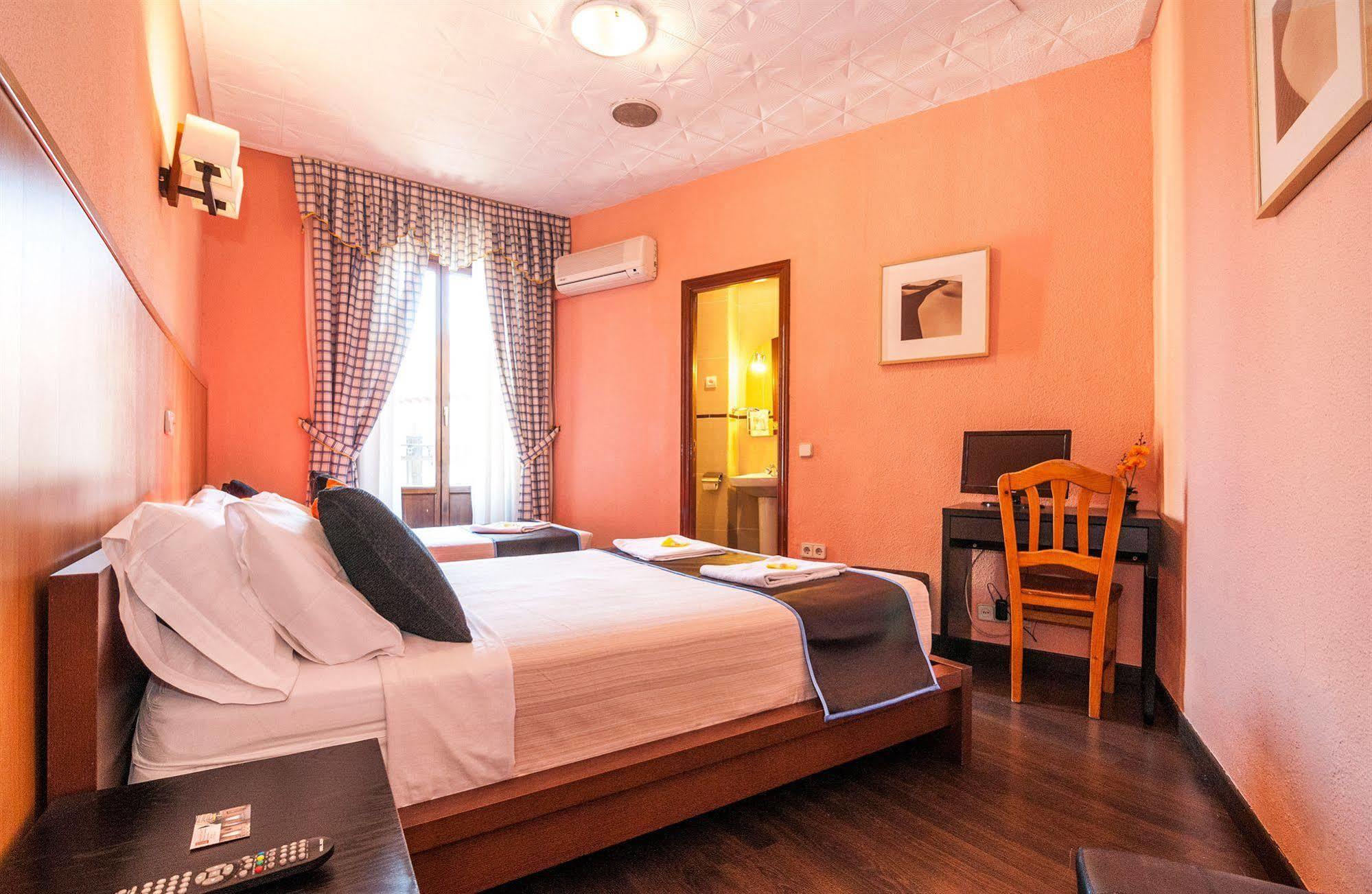 Hostal Gallardo Madrid Exterior photo