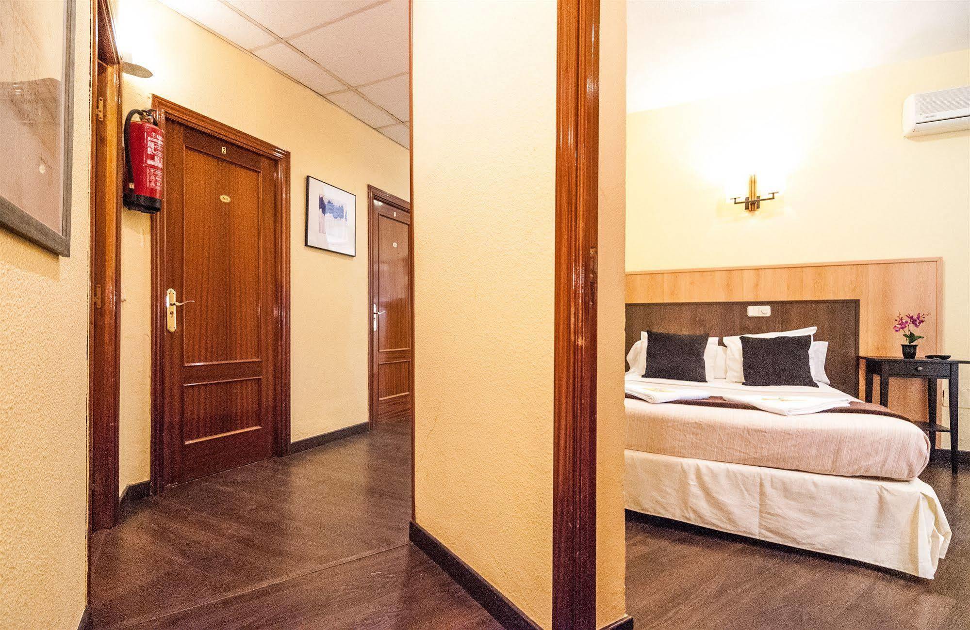 Hostal Gallardo Madrid Exterior photo